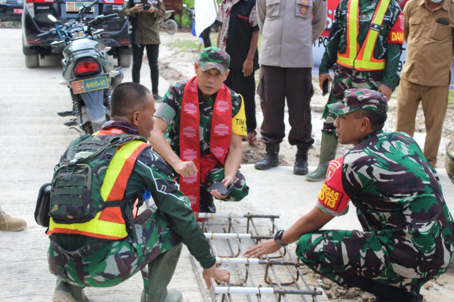 Tim Wasev saat mengecek kegiatan TMMD di Kampung Kelian agar sesuai mutu dan kualitas yang ditargetkan. (Kodim 0912/KBR