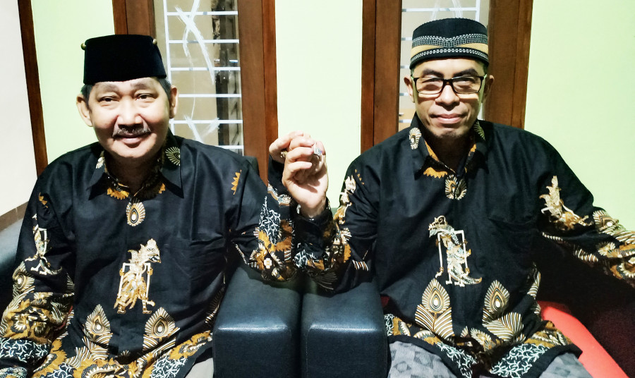 Isnaini dan Haji Ismed melakukan salam komando ( Foto: istimewa )