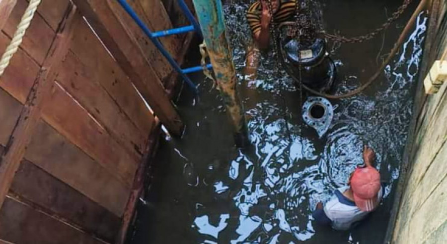 Kegiatan pemindahan pompa intake ke sumur pompa yang baru. (Foto: Istimewa)