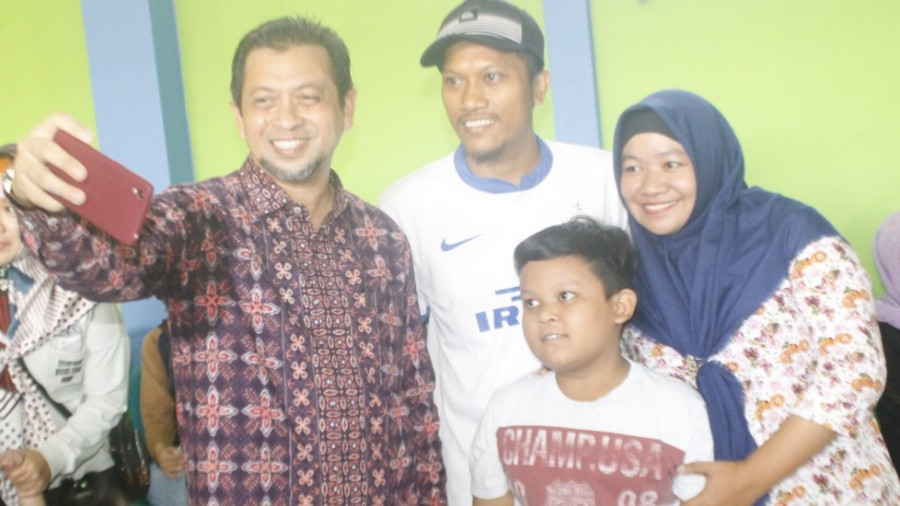 Wakli Gubernur Kaltim Hadi Mulyadi, saat meladeni keinginan warga untuk berswafoto, saat meninjau sejumlah TPS di Samarinda Rabu (17/04/2019) siang. (Rusdi/Korankaltim.com)
