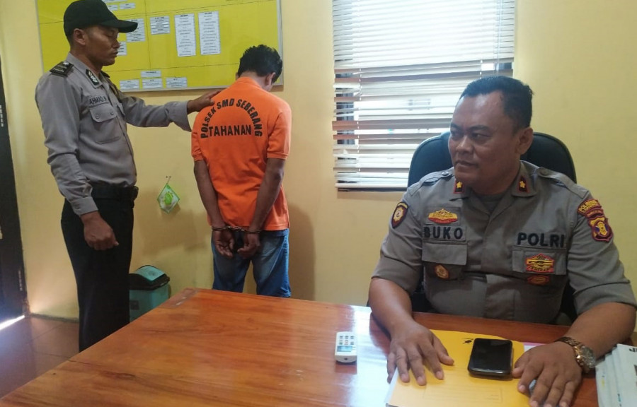Tersangka yang saat ini diamankan di Polsek Samarinda Seberang Senin (4/2/2020) hari ini. (Foto: Nancy/korankaltim.com)
