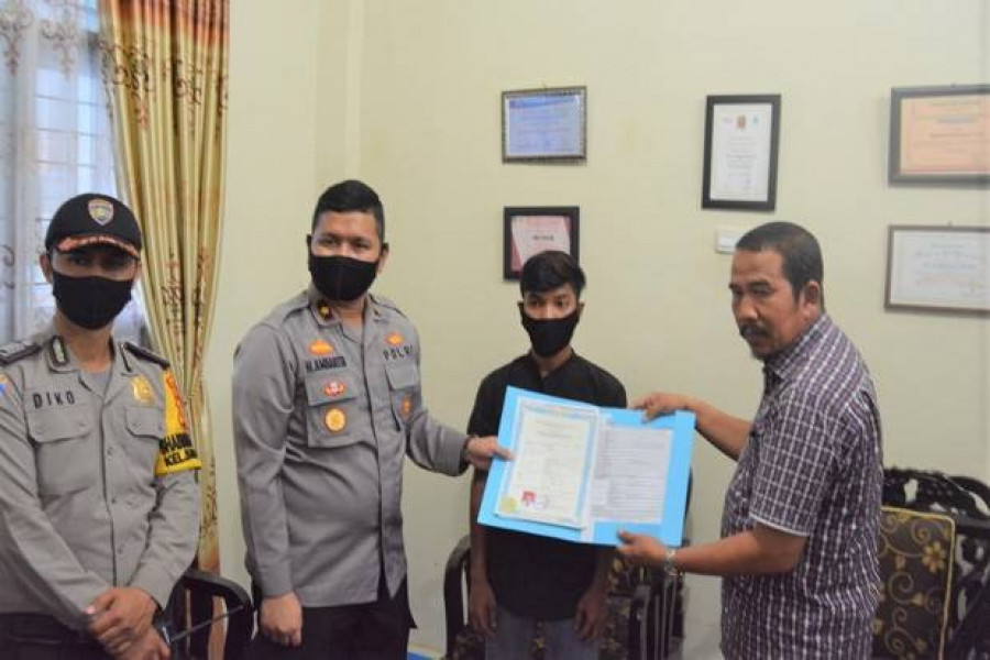 Ditebus Rp2,4 juta, Habibullah (tengah) akhirnya bisa menerima ijazah untuk sekolah lagi di SMA. (sindonews)
