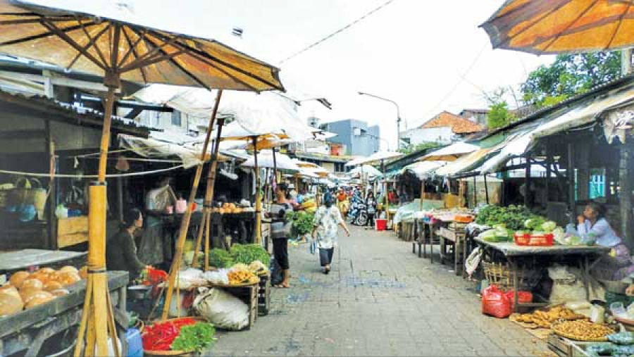 KUMUH: Pasar tradisional memang terkenal dengan kondisinya yang kumuh dan tidak tertata dengan baik, sehingga tidak bisa memberikan kenyamanan sebagaimana pasar modern. Karena itu pemerintah perlu turun tangan. ( istimewa )