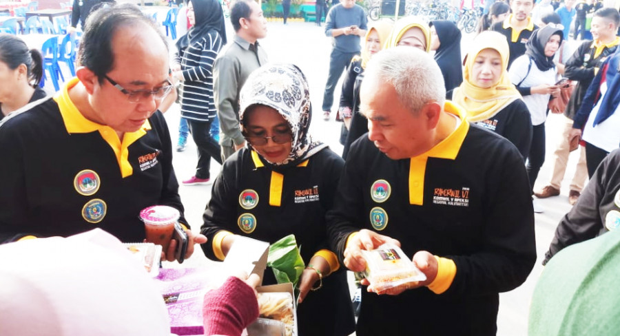 Gubernur Kaltim Isran Noor saat mencicipi hidangan wisata kuliner di Bontang Kuala, bersama seluruh rombongan Komwil Regional V, Kamis pagi tadi (29/11/2018)