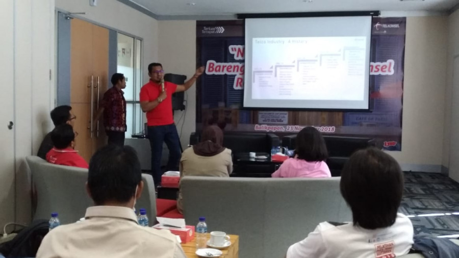 NGOBROL PAGI - GM Sales Telkomsel Kalimantan, Mulya Budiman (berdiri) memberikan penjelasan mengenai perkembangan jaringan teknologi seluler dalam Ngopi" bareng Management Telkomsel Regional Kalimantan. (Hendra/KoranKaltim.Com)