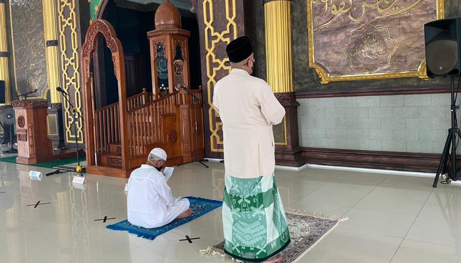 Pengurus Masjid al Hijrah sudah membatasi jarak shaf untuk social distancing. (Foto: Olis/korankaltimcom)