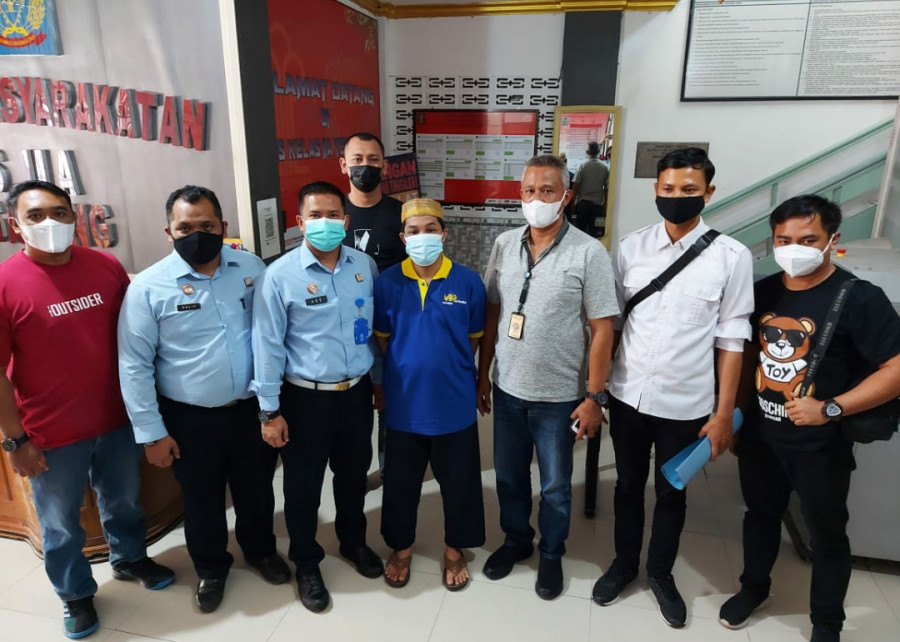 M ( tengah baju biru) saat diserahkan ke BNNK Bontang untuk diperiksa. (Foto:Humas Lapas Tenggarong)