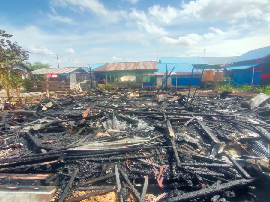 Puing bangunan rumah yang hangus terbakar di Kecamatan Muara Jawa pada Selasa (23/1/2014) siang tadi. (Foto: Disdamkar Matan Kukar)