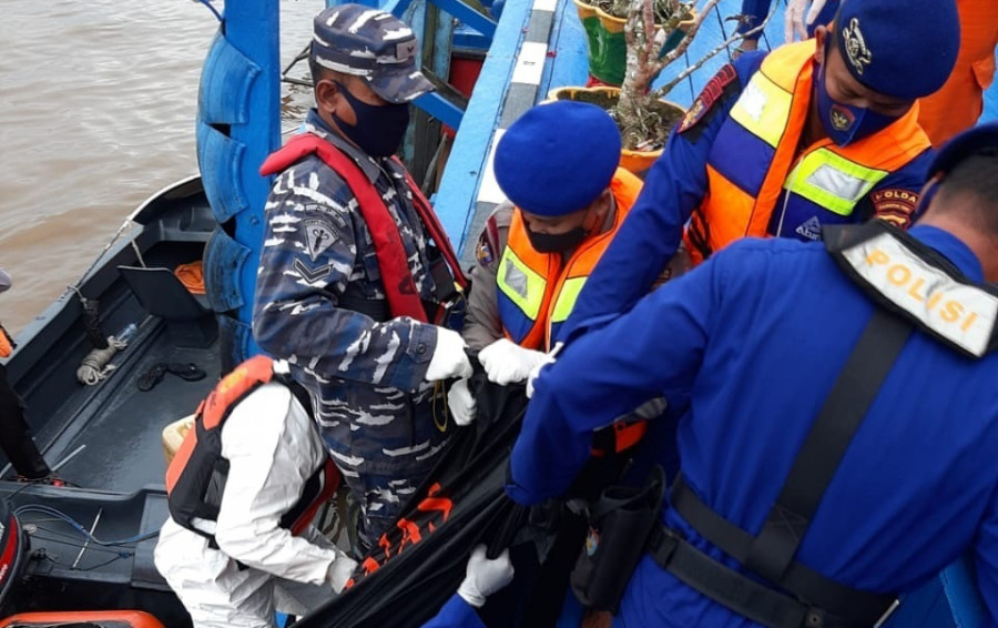 Tim SAR saat mengevakuasi jasad korban. (Foto:Polairut Polres Kukar/korankaltim.com)