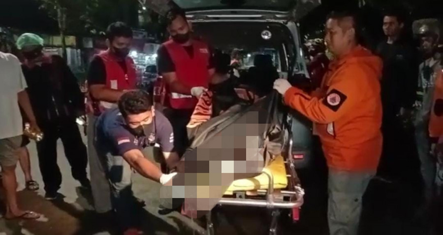 Jasas korban yang telah dievakuasi dari sungai dan langsung dibawa ke RSUD AWS, Sabtu (26/11/2022) subuh tadi. (Foto:Istimewa)