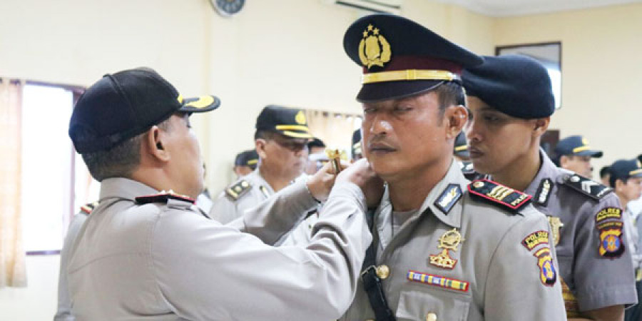 Kapolres PPU AKBP Sabil Umar memimpin sertijab Kapolsek Waru. (Foto: erwin/korankaltim.com)