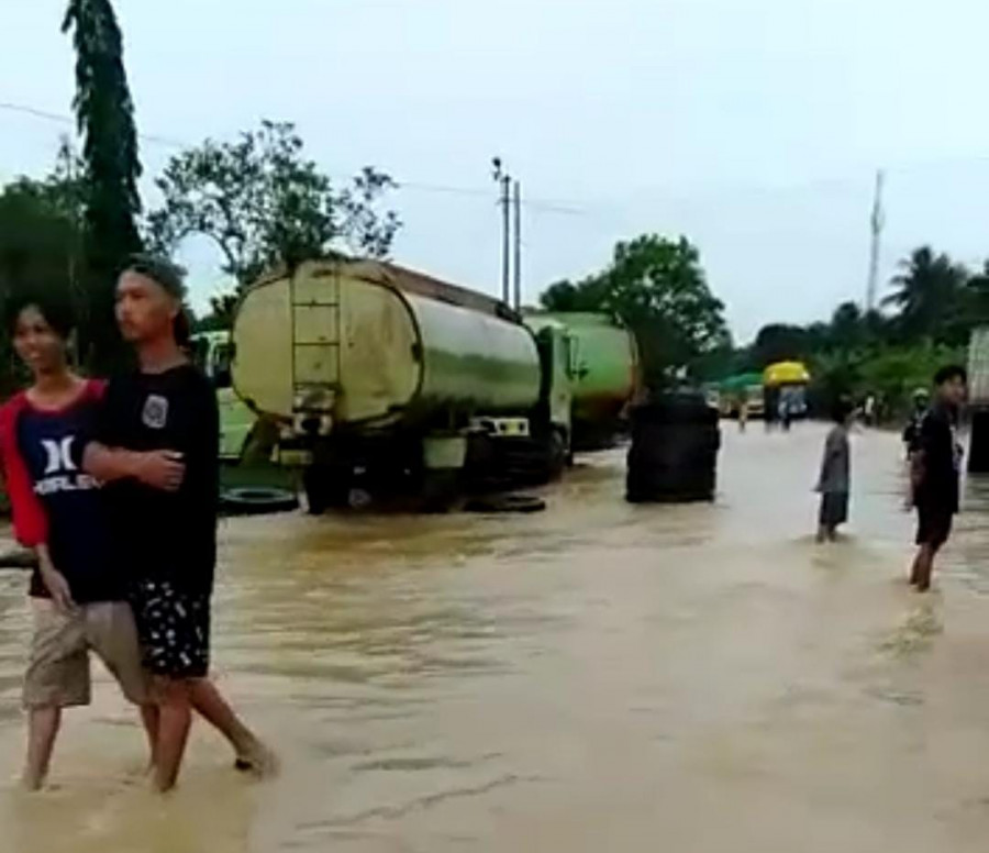 Tangkapan Layar video Banjir di Kilo 8, yang dikirim Warga Net (Istimewa)