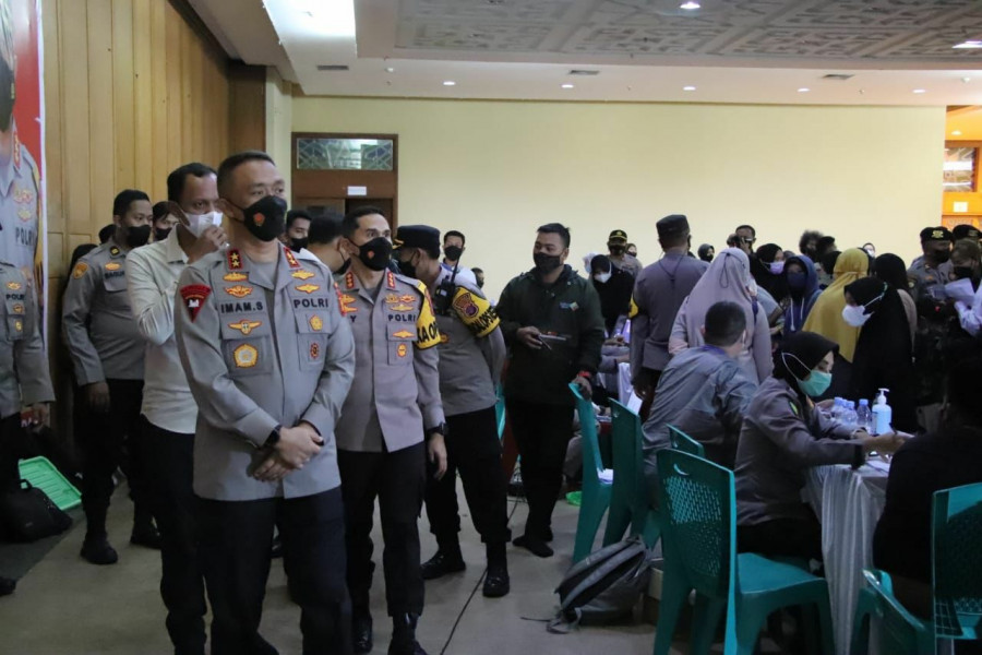 Kapolda Kaltim Irjen Pol Imam Sugianto dengan didampingi Kapolresta Samarinda Kombes Pol Ary Fadli, saat melihat langsung proses vaksinasi massal di Islamic Center Senin (7/2/2022) hari ini.(Foto:Nancy/korankaltim.com)