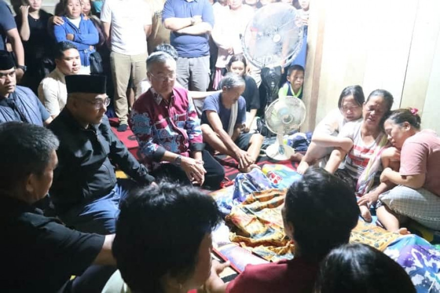Wakapolda Kaltara Brigjen Pol Kasmudi bersama AKBP Andreas Deddy Wijaya dan Bupati Malinau, Wempi W Mawa saat mendatangi rumah almarhum korban penembakan, Minggu malam. Kemarin. (Foto: Humas Polres Malinau)