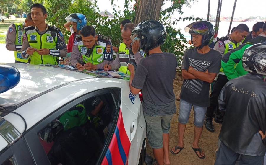 Puluhan pengendara dikenakan tilang oleh patugas, karena tak memiliki kelengkapan surat kendaraan pada Senin (20/5) di Jalan Gajah Mada ( Foto: Nancy / korankaltimcom)