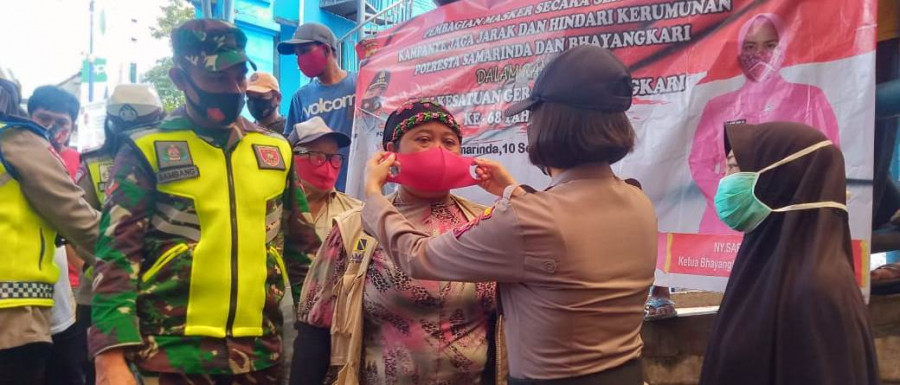 Pembagian masker yang dilakukan di kawasan titik pertama pasar segiri (Claudius Vico/Korankaltim.com)