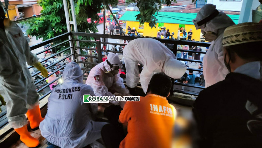 Unit Inafis Polresta Samarinda saat melakukan pemeriksaan jasad korban Senin (14/2/2022). (Foto: Nancy/korankaltim.com)