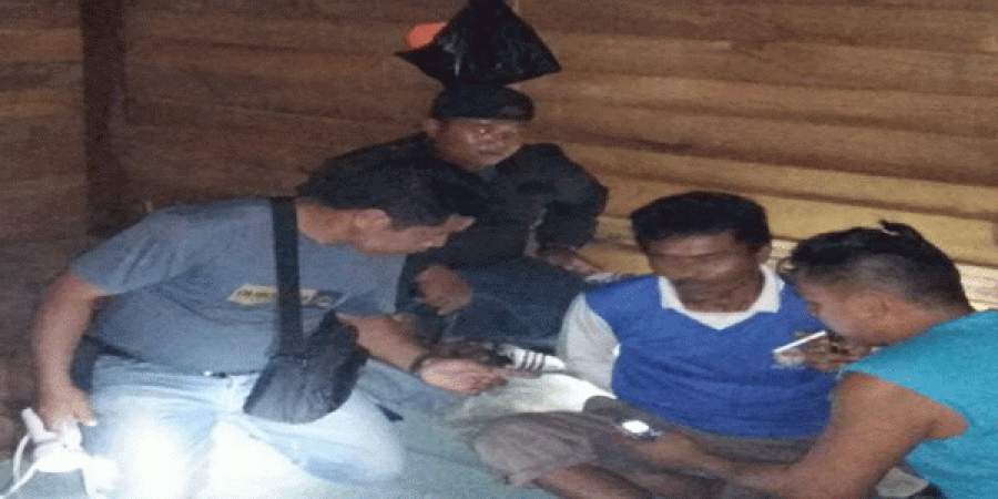 TERCIDUK: AE (duduk tiga dari kanan) diamankan petugas kepolisian dirumahnya setelah sempat buron selama satu bulan.