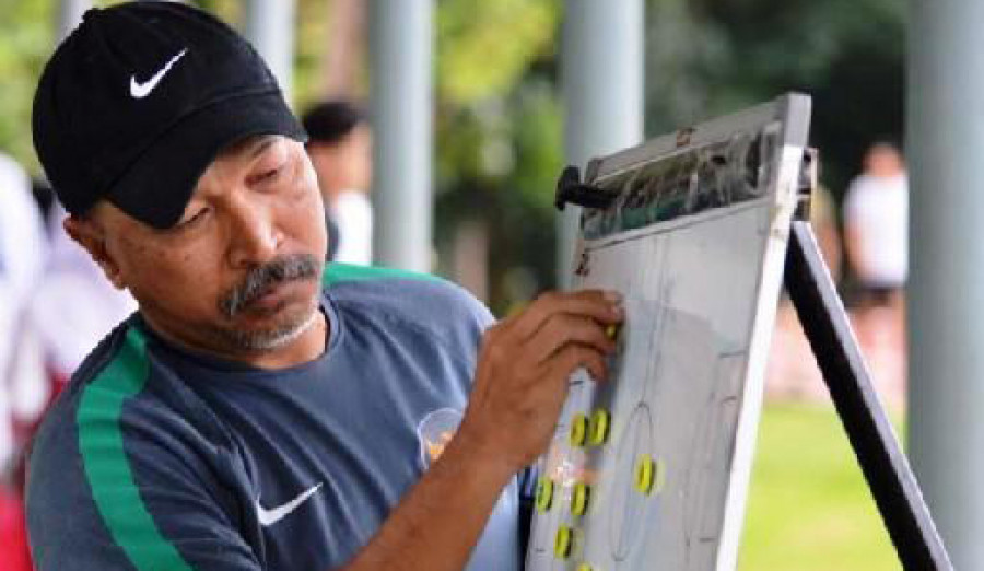 Fakhri Husaini mengatur strategi jelang laga kontra Laos sore nanti. (ist)