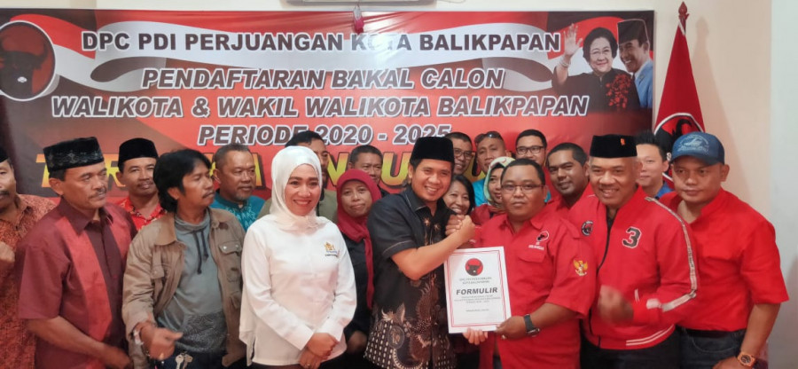 Ketua Panitia Penjaringan Bacalon Wali Kota dan Wakil Wali Kota Balikpapan, Muhammad Bahrul Alam saat menyerahkan formulir pendaftaran ke Yaser Arafat (Foto:Ist)