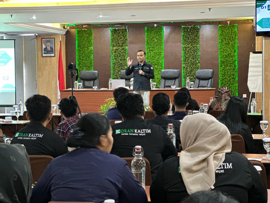 Direktur Koran Kaltim Desman Minang Endianto saat memaparkan evaluasi kepada karyawan (Vico/Korankaltim.com)