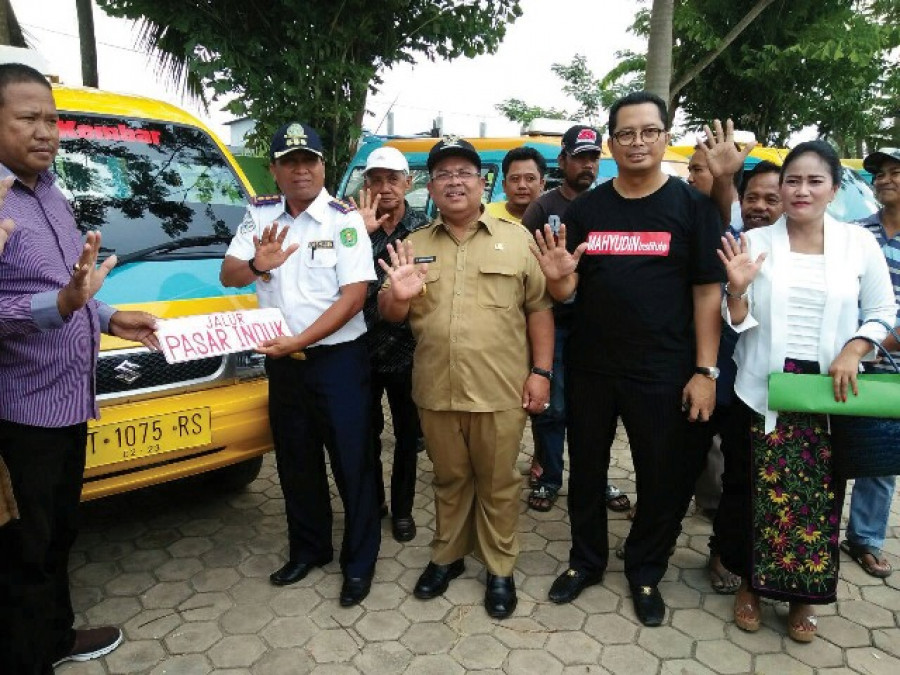 HADIRI DEKLARASI- Bupati Kutai Timur Ismunandar, beserta Wakil Ketua MPR RI Mahyudin, Sekda Irawansyah berbaur dengan pedagang PIS (yul1116).