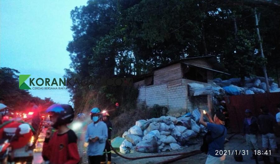 Suasana pasca satu bangunan vila yang terbakar, berhasil dipadamkan petugas pemadam kebakaran bersama relawan Minggu (31/1/2021) hari ini. (Foto: Nancy/korankaltim.com)