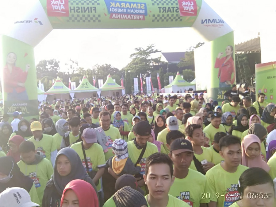 Ribuan warga Samarinda ikuti fun walk yang digelar Pertamina di area parkir GOR Segiri samarinda ( Foto: adhi )