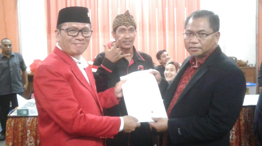 Ketua DPC PDI Perjuangan Balikpapan Thohari Aziz (kiri) bersama Ketua KPU Balikpapan Noor Thoha (kanan) memperlihatkan tanda terima pendaftaran bakal caleg. (Hendra/Koran Kaltim)