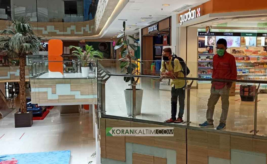 Banyak tenant tutup di Plaza Balikpapan kecuali yang termasuk sektor esensial. Berlanjutnya PPKM Level IV membuat pintu PHK terbuka lebar. (Foto: Hendra/KoranKaltim.Com)