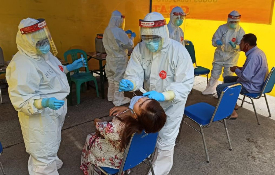 Tim Gugus Tugas mengambil spesimen swab pedagang Pasar Muara Rapak. (Foto: Hendra/korankaltim.com)