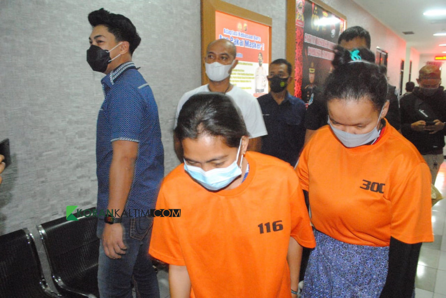 Resty (kanan) bersama salah satu tersangka lainnya yang diamankan Satreskoba Polresta Samarinda saat ditemui Kamis (18/2/2021) hari ini. (Foto: Nancy/korankaltim.com)