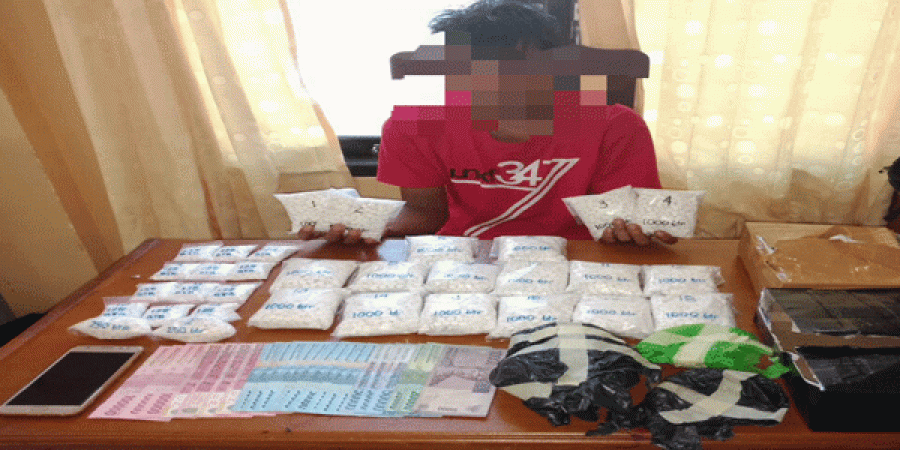Tersangka bersama barang bukti 18 ribu butir pil koplo saat diamankan Satreskoba Polres Kutai Barat.