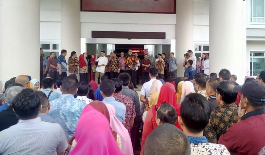 Sidak hari pertama, seluruh OPD di kumpulkan dan di absen satu persatu