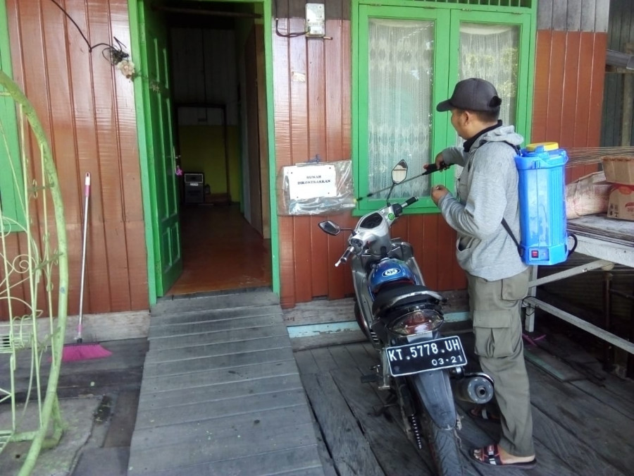 Pemuda karang taruna Kelurahan Melayu gotong royong menyemprotkan desinfektan ke rumah-rumah warga (hei)