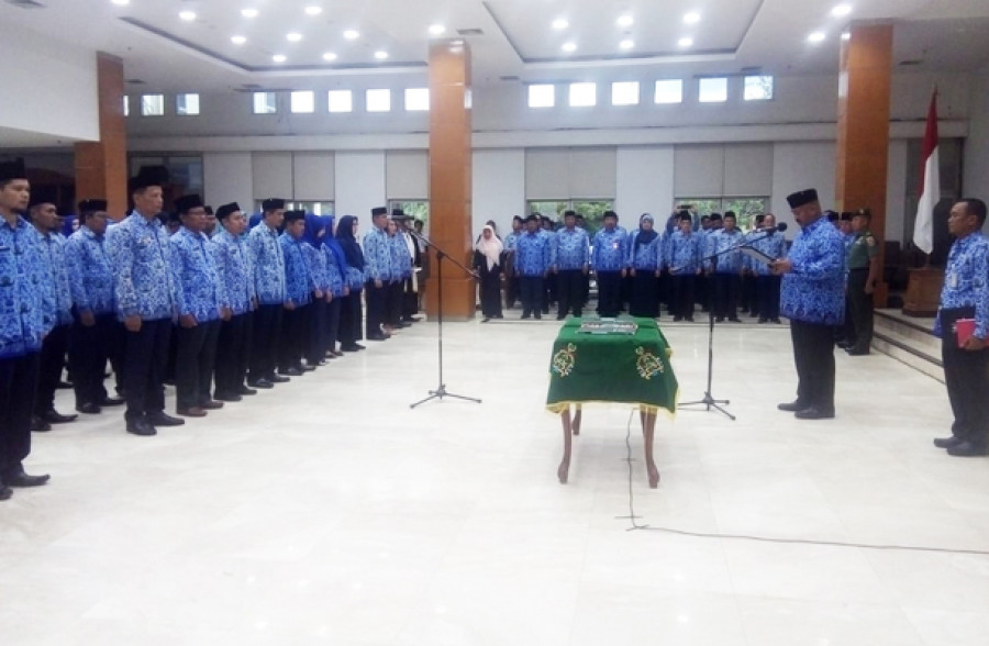 Edi Damansyah Saat melantik pejabat administrator dan pejabat pengawas ( heri / korankaltim )