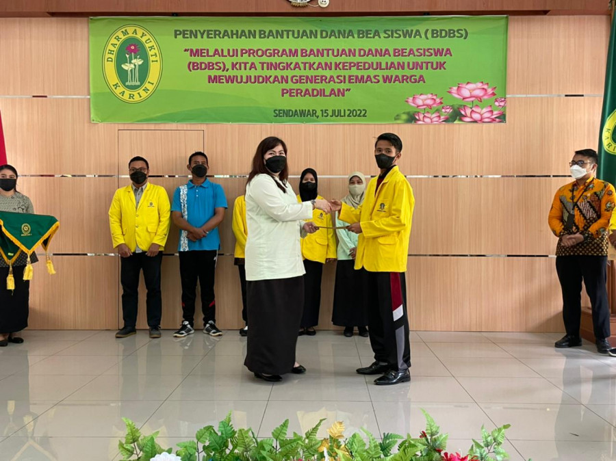 Ketua Dharmayukti Karini cabang Kubar, Melissa Kobstan Henu Sistha, saat menyerahkan dana beasiswa bagi penerima untuk meringankan biaya pendidikan. (Foto: Pengadilan Negeri Kubar)