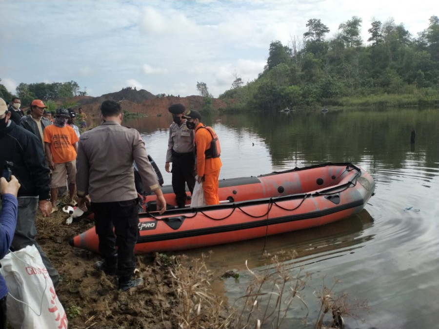 Tim SAR BPBD dan anggota kepolisian melakukan pencarian terhadap korban. (Foto: istimewa)