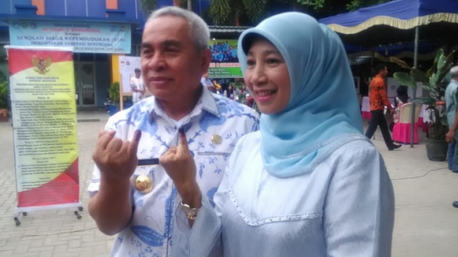 Gubernur Kaltim Isran Noor bersama istri Norbaiti usai mencoblos di TPS 34 Jl Untung Suropati Samarinda Rabu (17/04/2019) pagi.(Rusdi/Korankaltim.com)