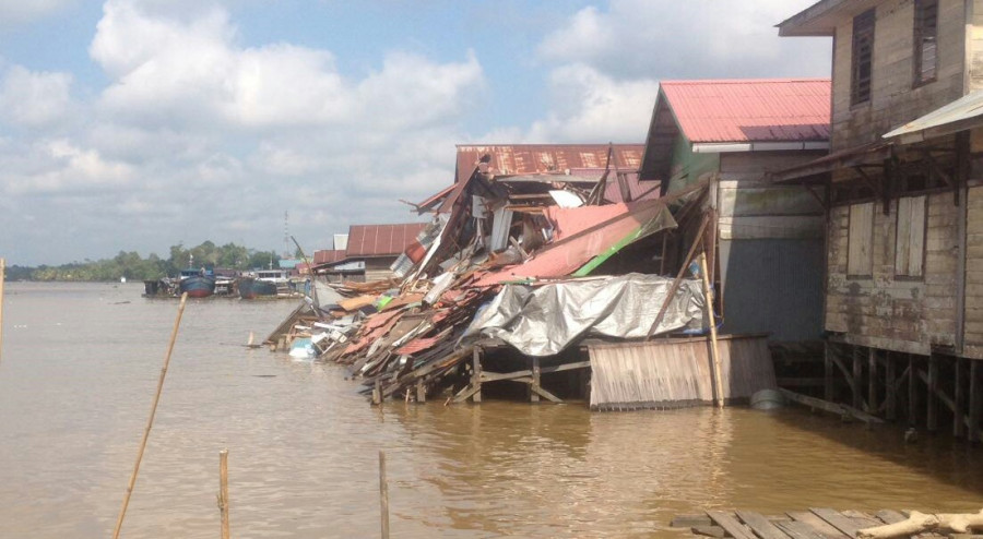 Kondisi rumah milik Iskandar yang hancur di tabrak ponton, dini hari tadi.