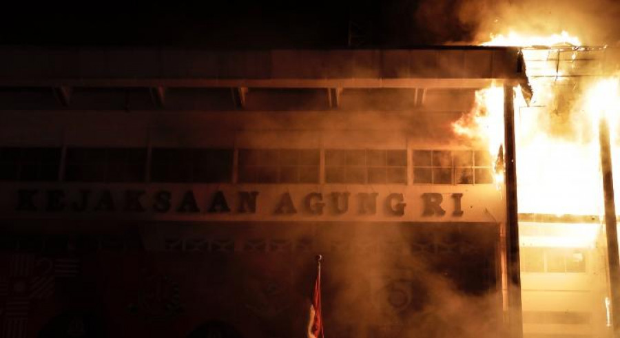 Api melahap sebagian gedung Kejaksaan Agung (foto: CNN Indonesia)