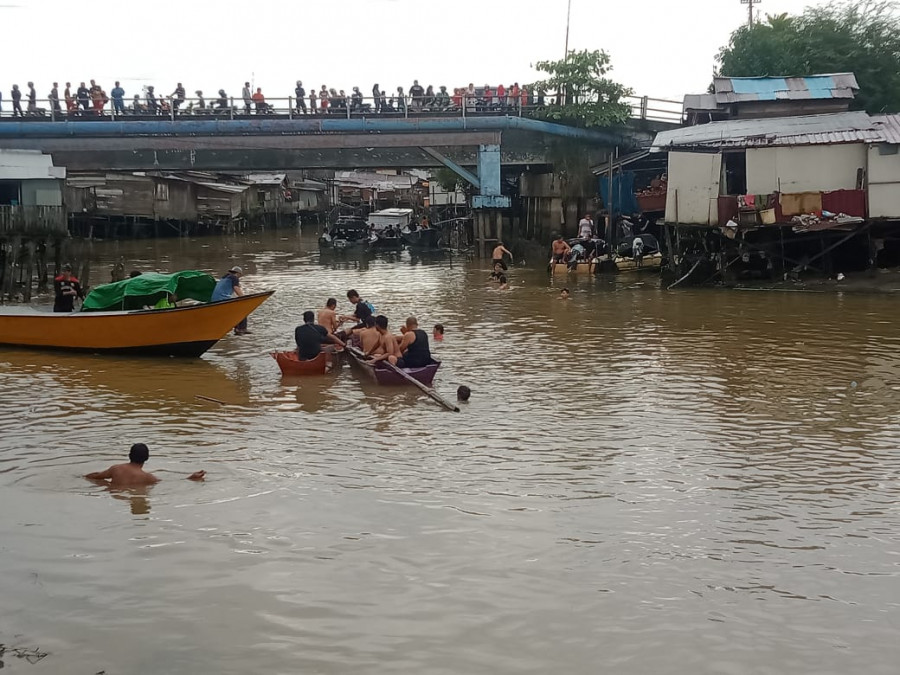 upaya pencarian oleh Tim SAR bersama warga (Claudius Vico/Korankaltim com)