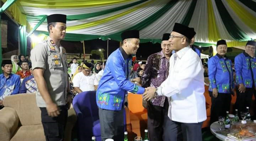 Bupati Muharram turut hadir pada acara pembukaan MTQ Kaltim di Kabupaten Paser. Tak lupa, Muharram menyambangi kafilah Berau untuk memberikan semangat bertanding. ( Foto: humas )