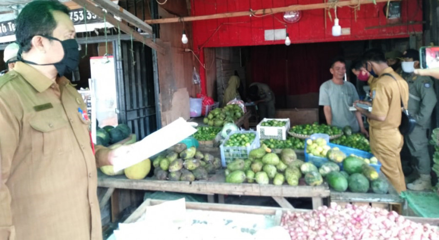 Tim Kota berikan himbauan kepada pedagang yang masih berjualan di bahu jalan, Sekitar Pasar Tamrin (Foto: Romi Ali Darmawan/Korankaltim)