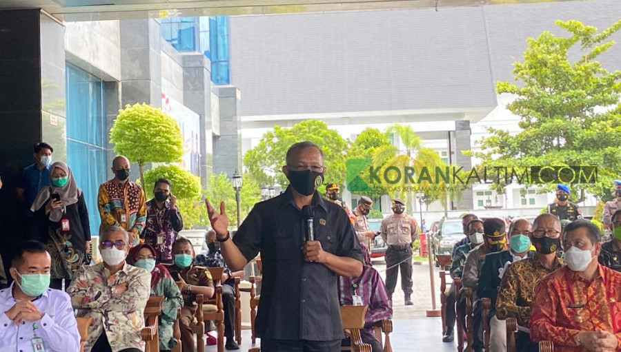 Wakil ketua DPRD Kaltim, Muhammad Samsun memaparkan hasil vaksinasi yang barusan dilakukannya (Foto: Permata/korankaltim.com)