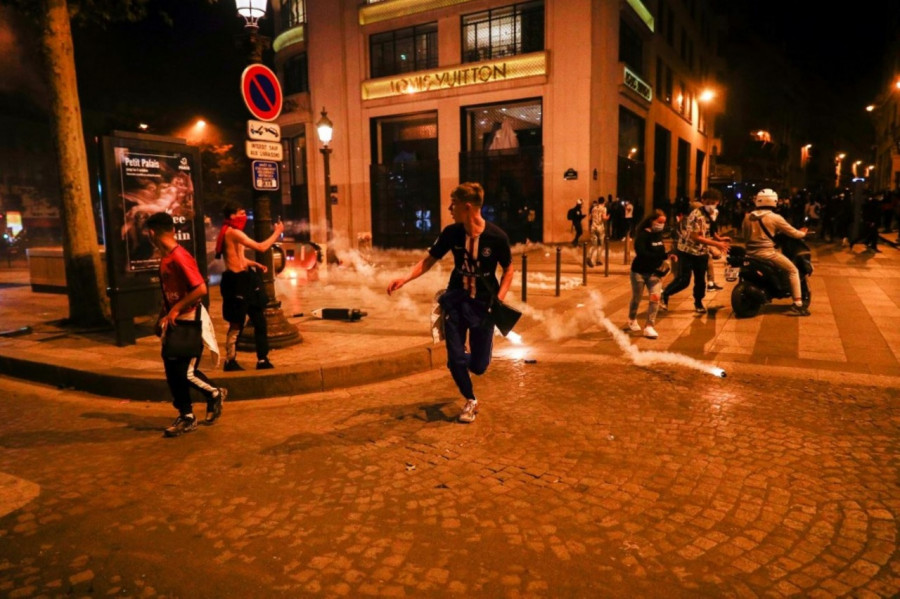 Suasana kerusuhan di Kota Paris setelah PSG dipastikan gagal juara Liga Champions musim ini. (Wikipedia)