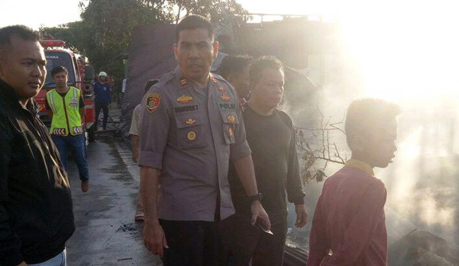 Kapolsek Loa Kulu, IPTU Darwis Yusuf memantau lokasi kebakaran di Desa Pongkor, Loa Kulu