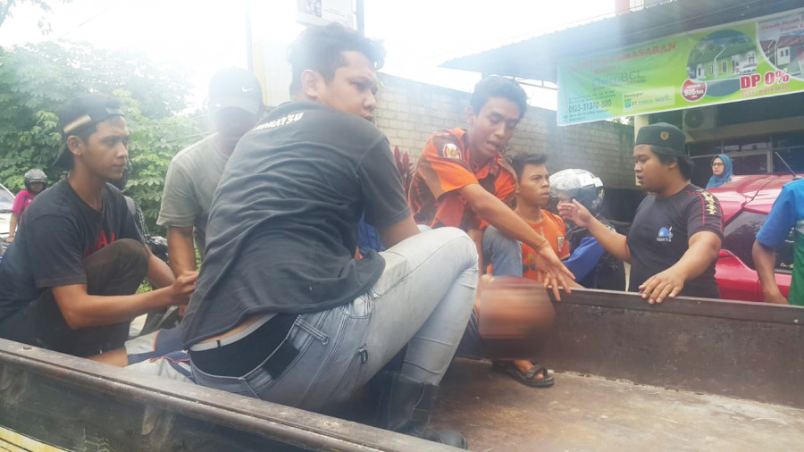 Korban saat dievakuasi oleh warga sekitar pasca menyenggol kontainer yang melintas Selasa (28/5) tadi sekitar pukul 12.00 wita ( Foto: Nancy / korankaltim)