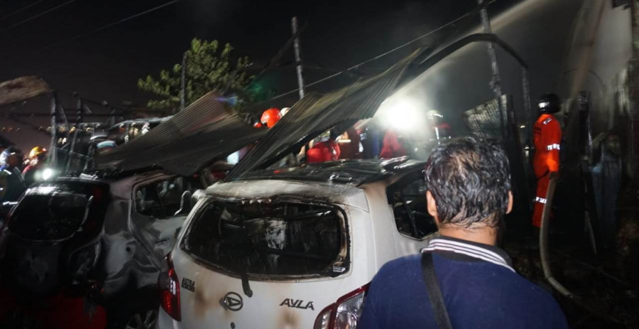 Dua unit mobil rental yang ludes terbakar dilahap si jago merah Minggu (8/11/2020) hari ini.(Foto: Nancy/korankaltim.com)