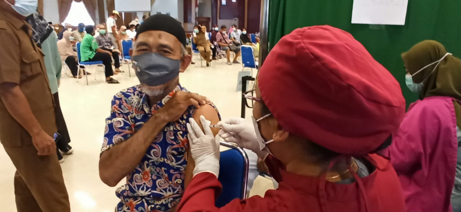 Lansia melakukan suntik vaksin tahap pertama. (Choirun Nisa'/korankaltim.com)
